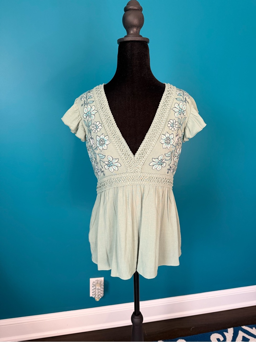 Francesca's Collections Mint Green Embroidered V-Neck Peplum Blouse